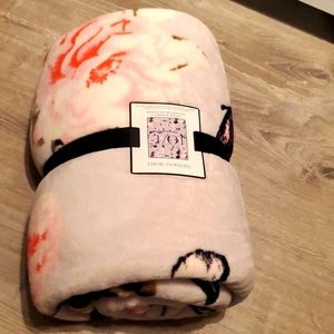 Victorias Secret Sherpa Blanket.  Brand new with tags. item has never be…